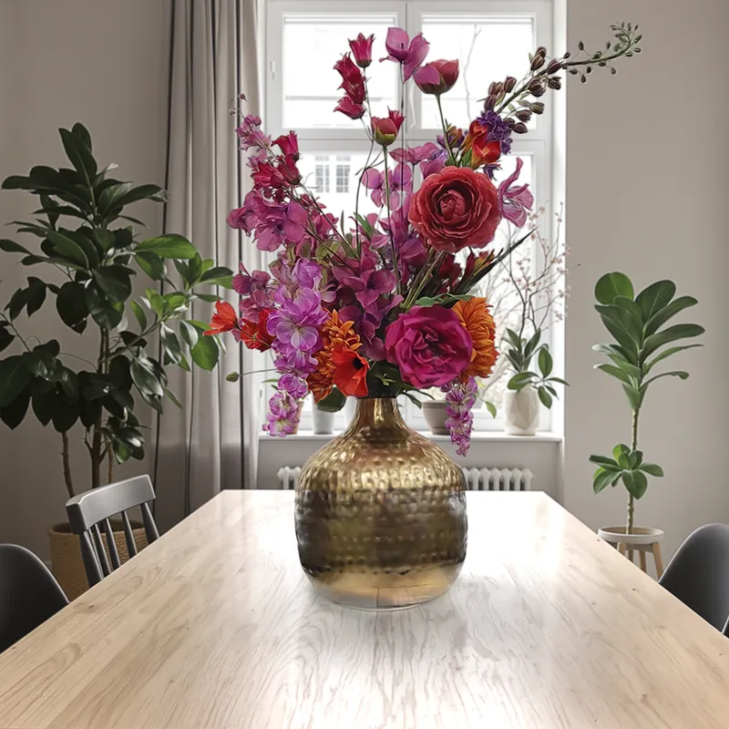 Bloemarrangement als 3D-model op een eettafel